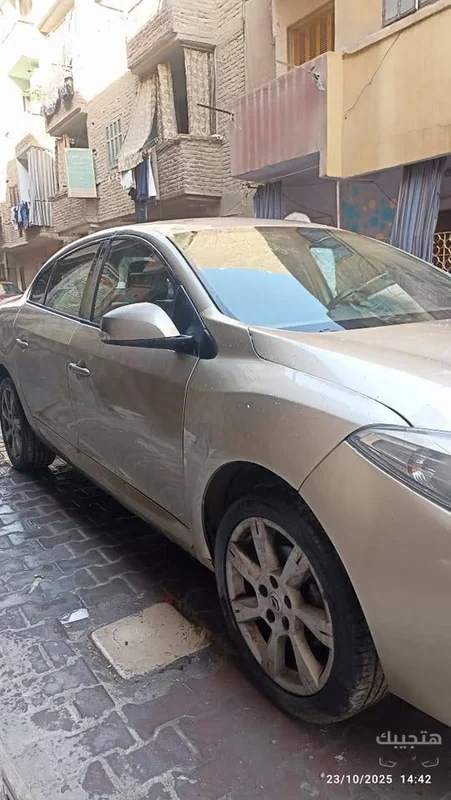 side view of 2015 Renault Fluence