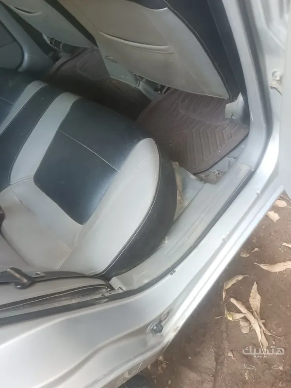 Interior view of 2005 Daewoo Nubira 2