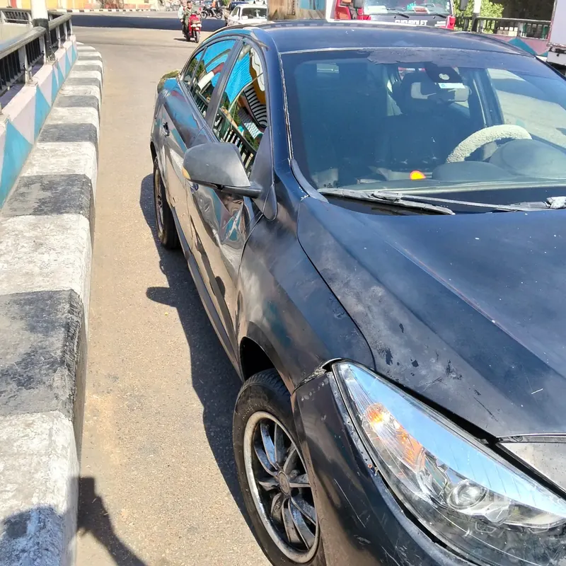side view of 2015 Renault Fluence