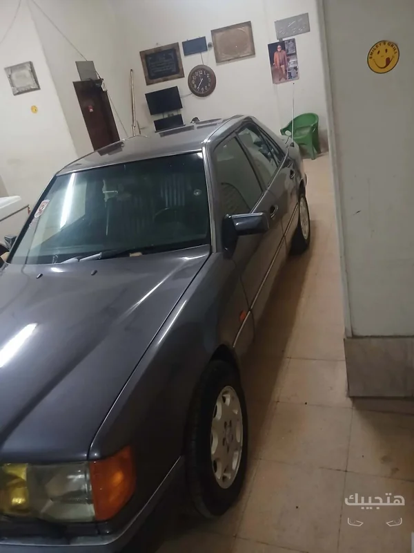 side view of 1992 Mercedes-Benz E200