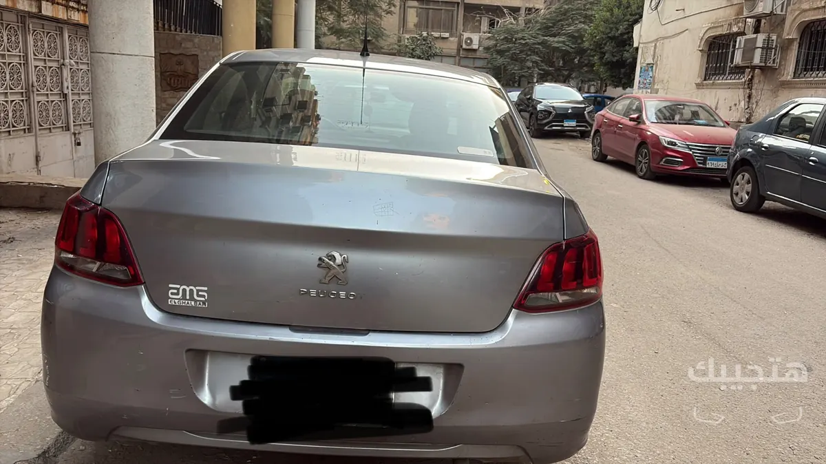 Rear view of 2020 Peugeot 301