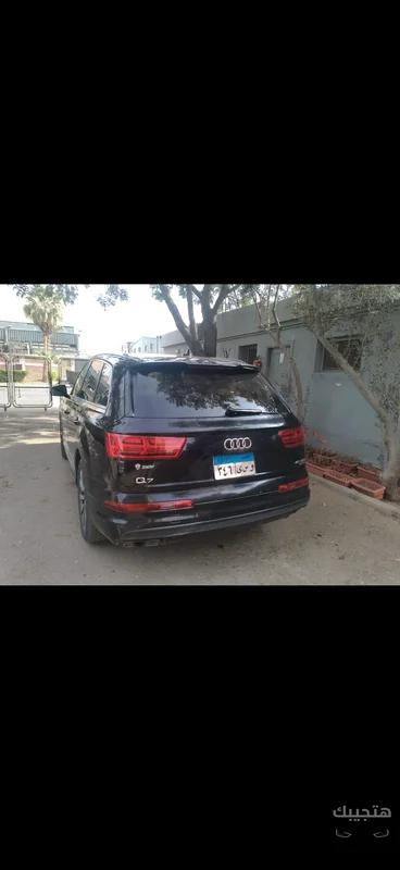Rear and side view of 2019 Audi Q7