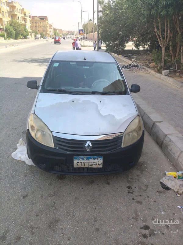 Front view of 2013 Renault Sandero