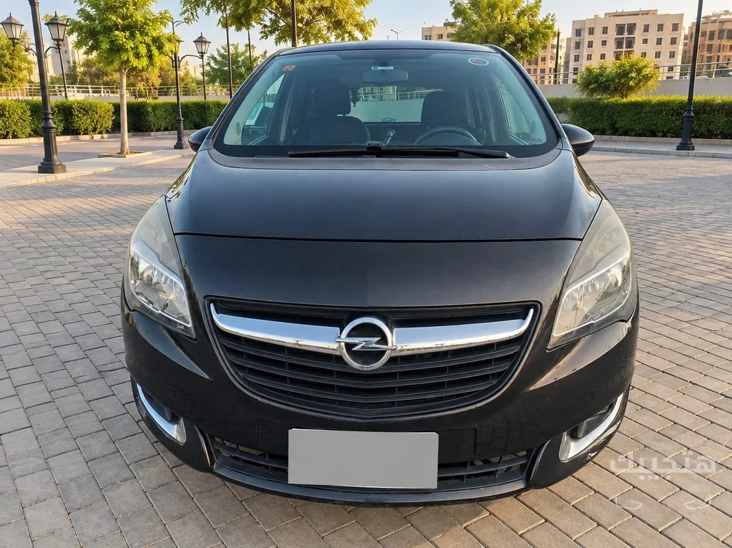 Front view of 2016 Opel Meriva