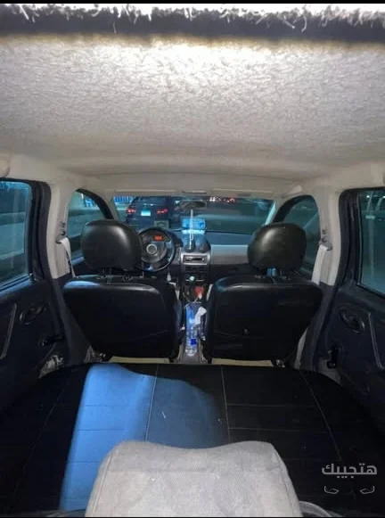 Interior view of 2013 Renault Sandero