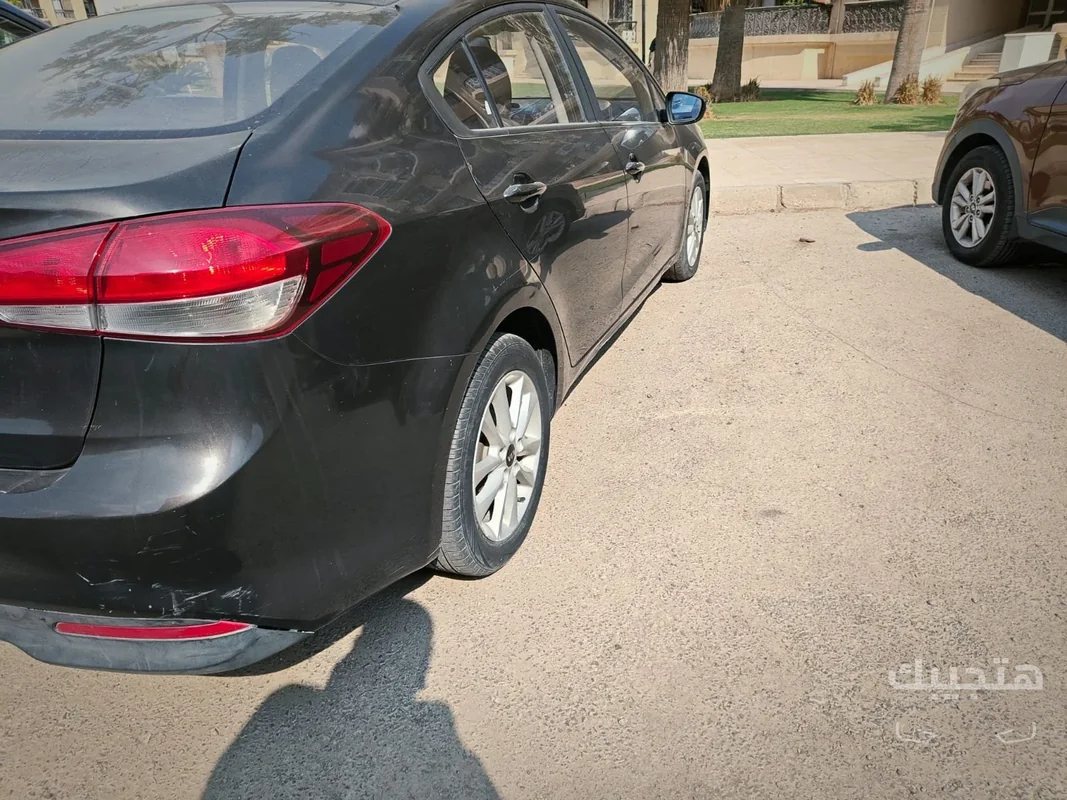 Rear and side view of 2018 Kia Cerato