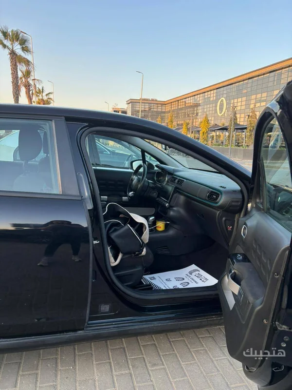 Interior and side view of 2021 Citroën C3