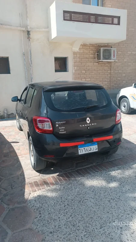 Rear view of 2017 Renault Sandero