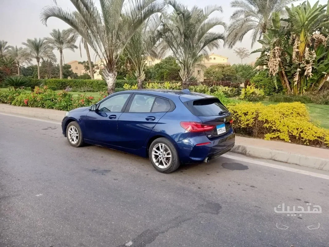 منظر خلفي وجانبي لسيارة بي إم دبليو 118 موديل 2021