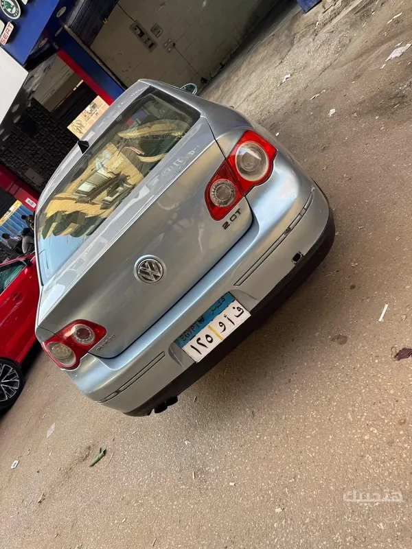 منظر خلفي وجانبي لسيارة فولكس واجن باسات موديل 2009