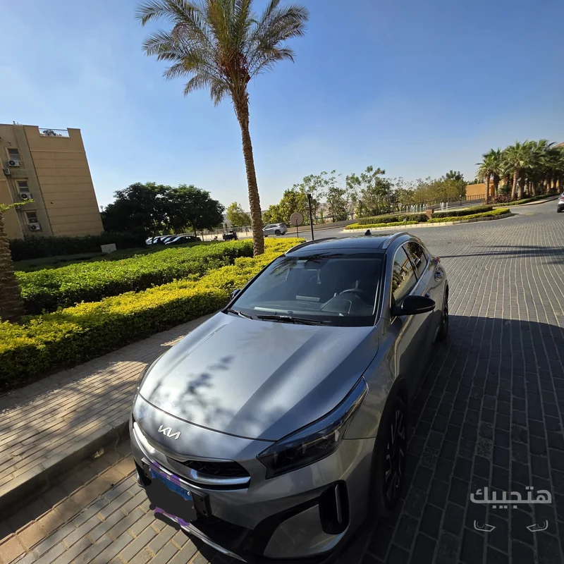 منظر أمامي وجانبي لسيارة كيا إكس سيد موديل 2024