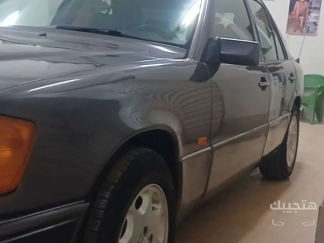 side view of 1992 Mercedes-Benz E200