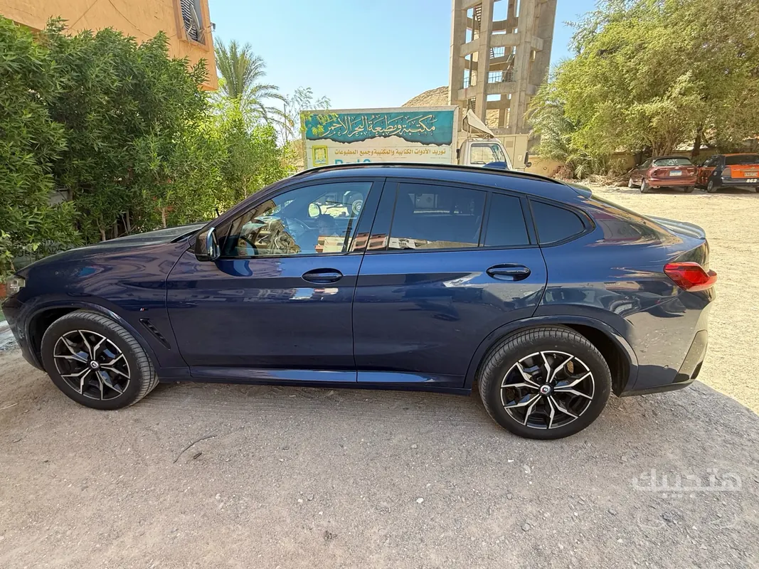 side view of 2025 BMW X4