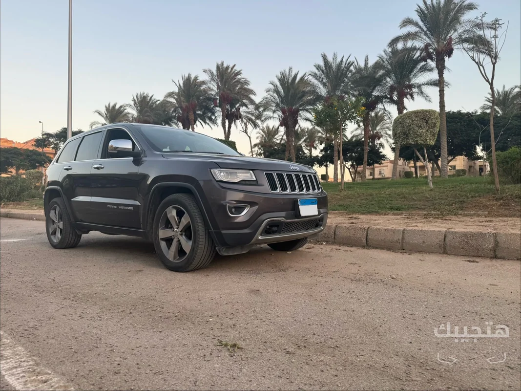Front and side view of 2016 Jeep Grand Cherokee