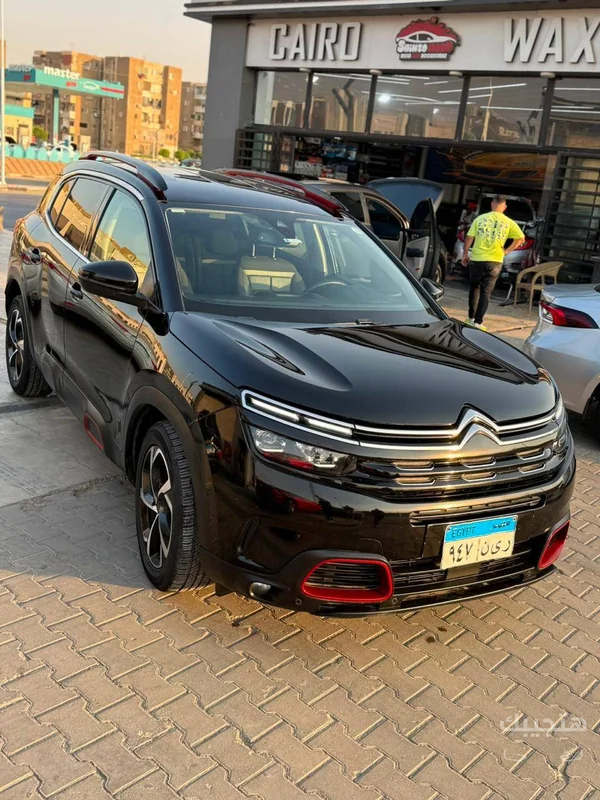 Front and side view of 2022 Citroën C5 Aircross