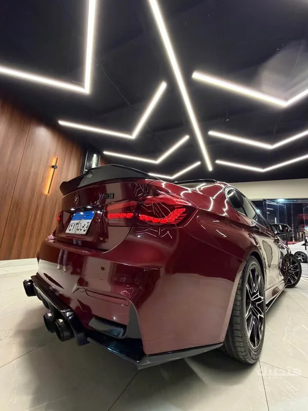 منظر خلفي لسيارة بي إم دبليو 320آي موديل 2014