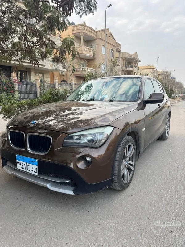 Front and side view of 2013 BMW X1