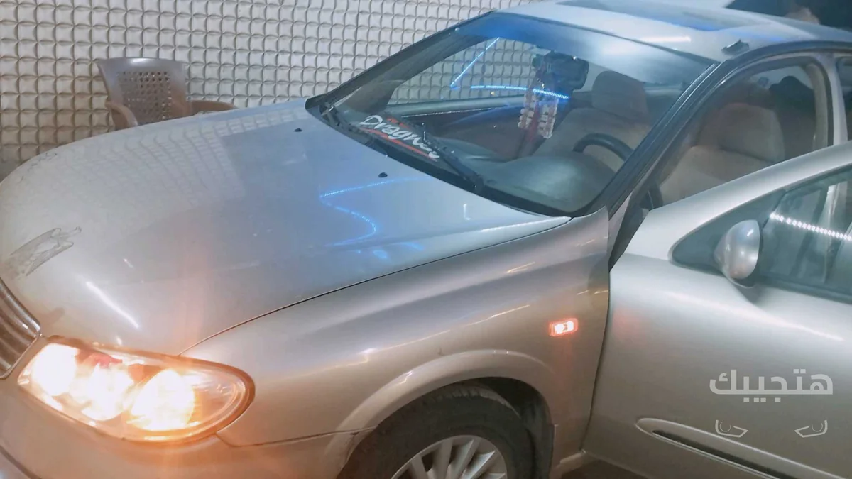 Front, side and interior view of 2009 Nissan Sunny