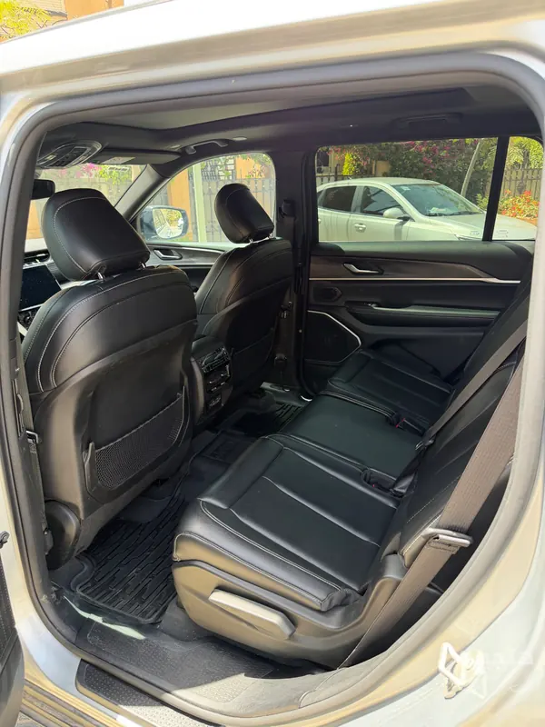 Interior view of 2025 Jeep Grand Cherokee