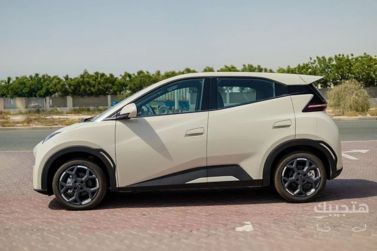 side view of 2025 BYD Seal