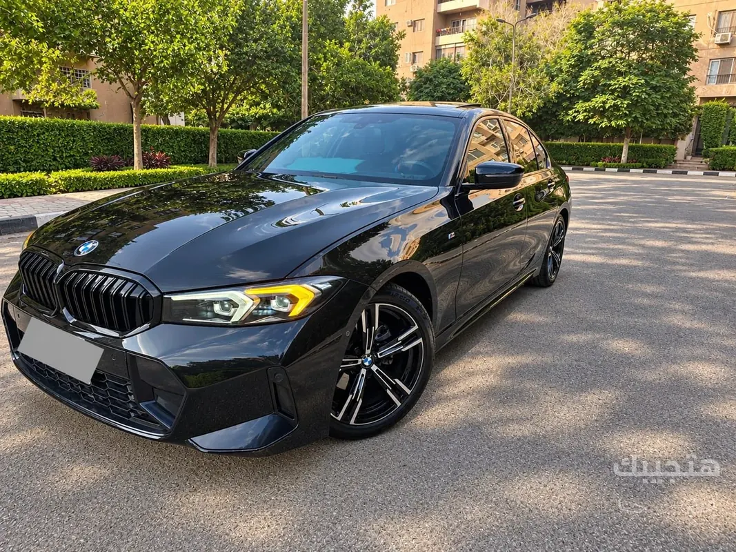 Front and side view of 2024 BMW 320i