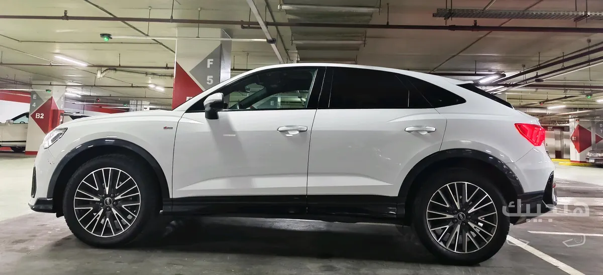 side view of 2024 Audi Q3