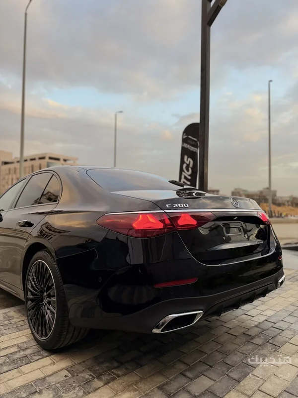منظر خلفي وجانبي لسيارة مرسيدس بنز إي 200 موديل 2026