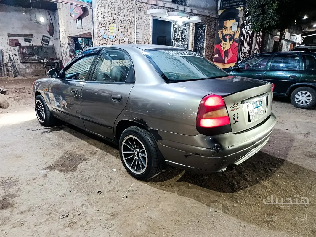 Rear and side view of 2001 Daewoo Nubira 2