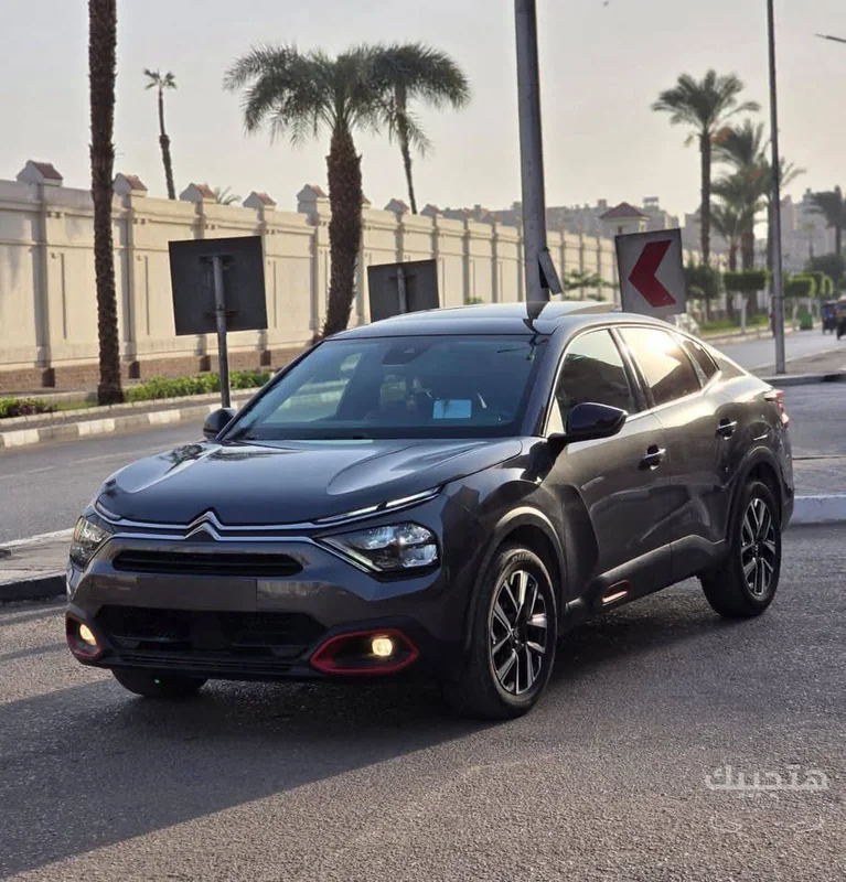 Front view of 2024 Citroën C4