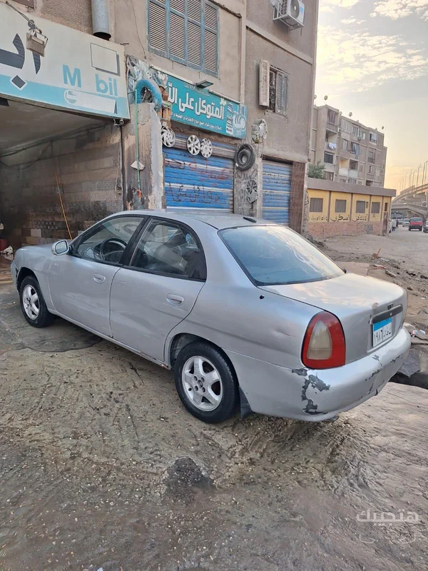 منظر جانبي وخلفي لسيارة دايو نوبيرا موديل 1997