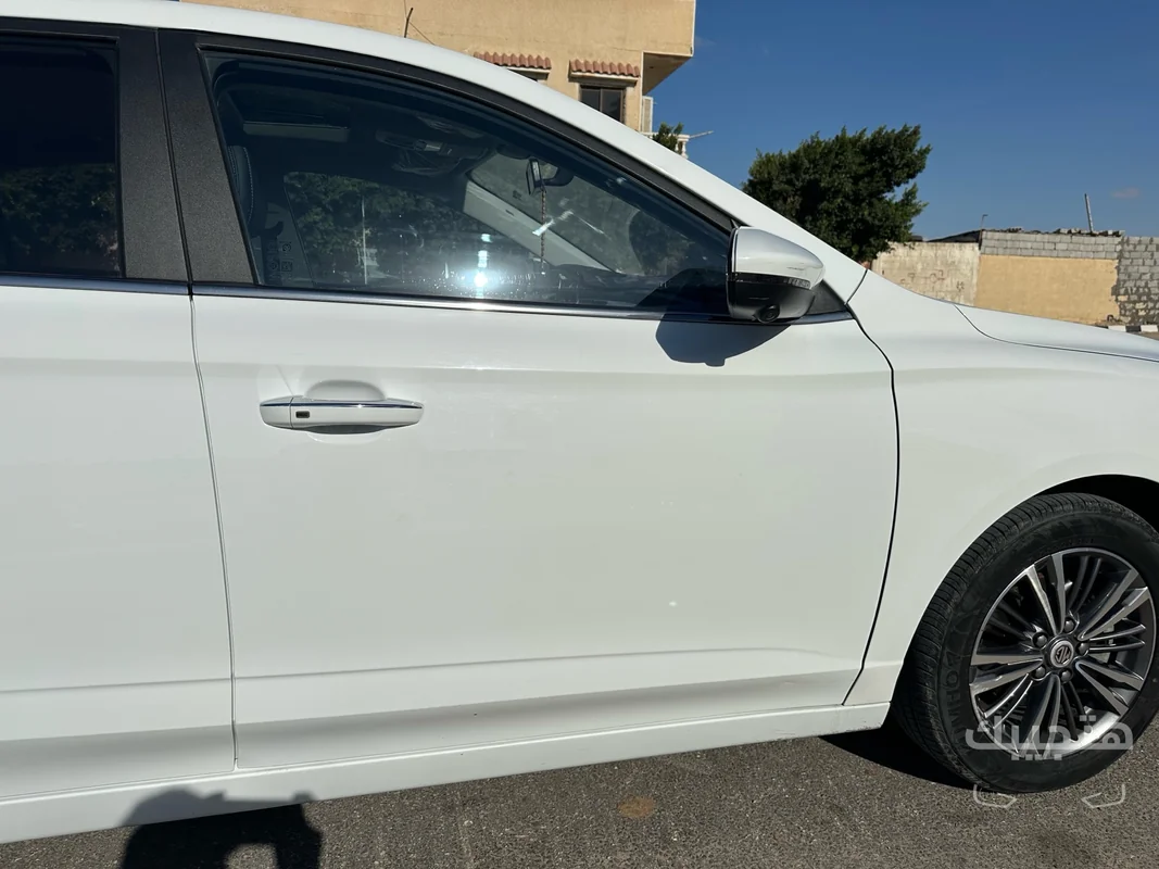 side view of 2025 MG 5