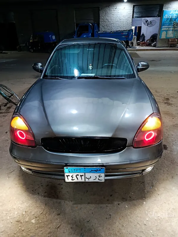 Front view of 2001 Daewoo Nubira 2
