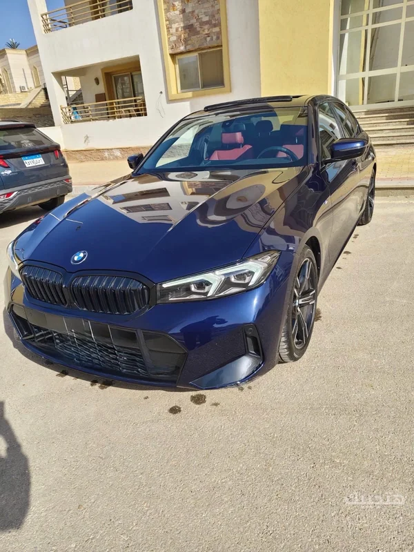 Front and side view of 2024 BMW 320i