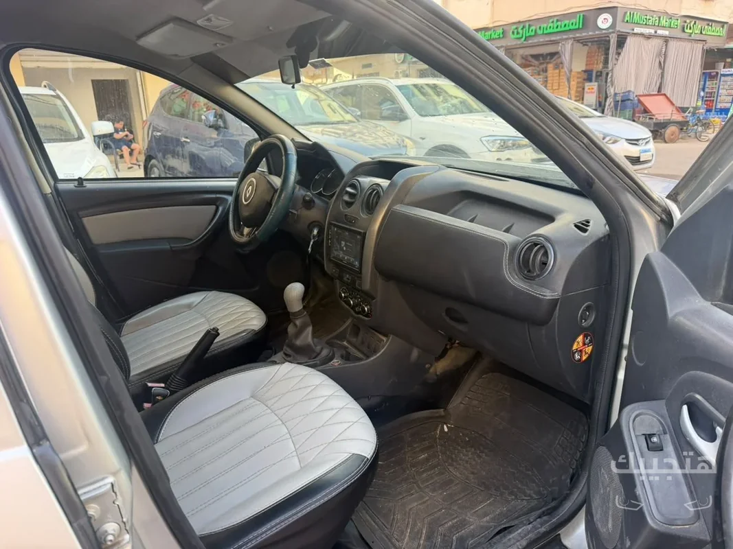 Interior view of 2016 Renault Duster
