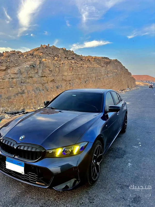 منظر أمامي لسيارة بي إم دبليو 320آي موديل 2021