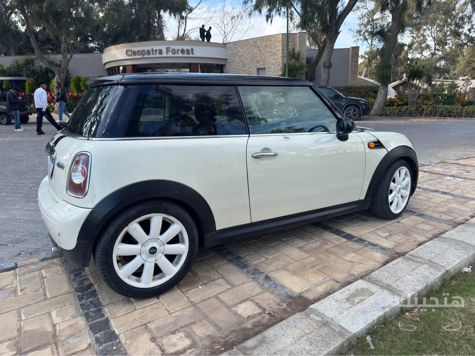 side view of 2013 Mini Cooper