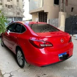 منظر خلفي وجانبي لسيارة أوبل أسترا موديل 2016