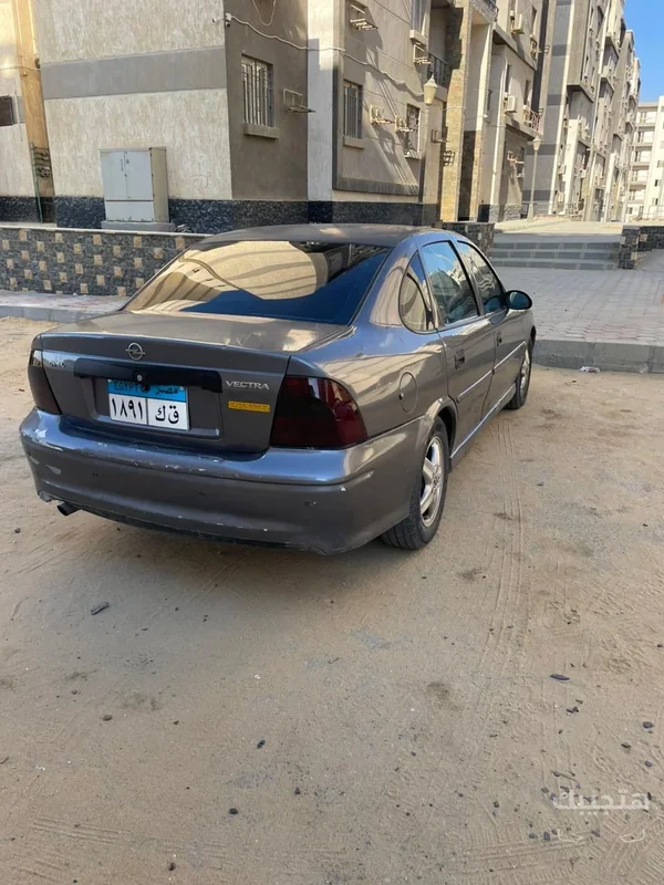 منظر خلفي وجانبي لسيارة أوبل فيكترا موديل 2001