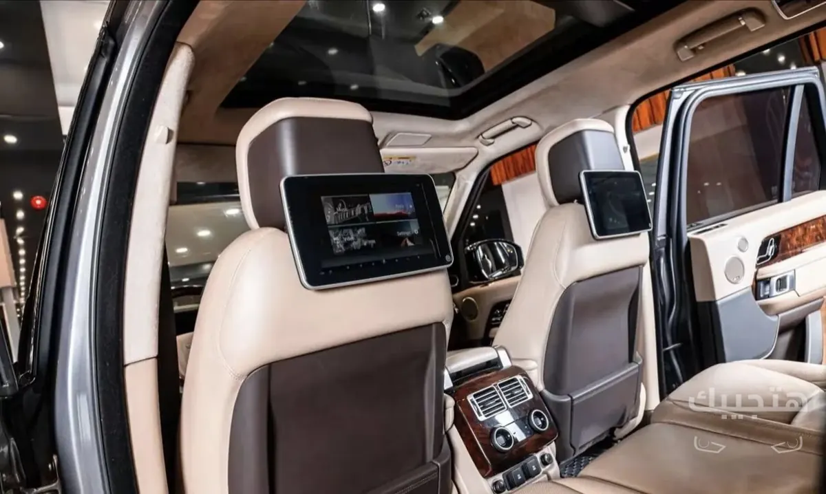 Interior view of 2021 Land Rover Range Rover