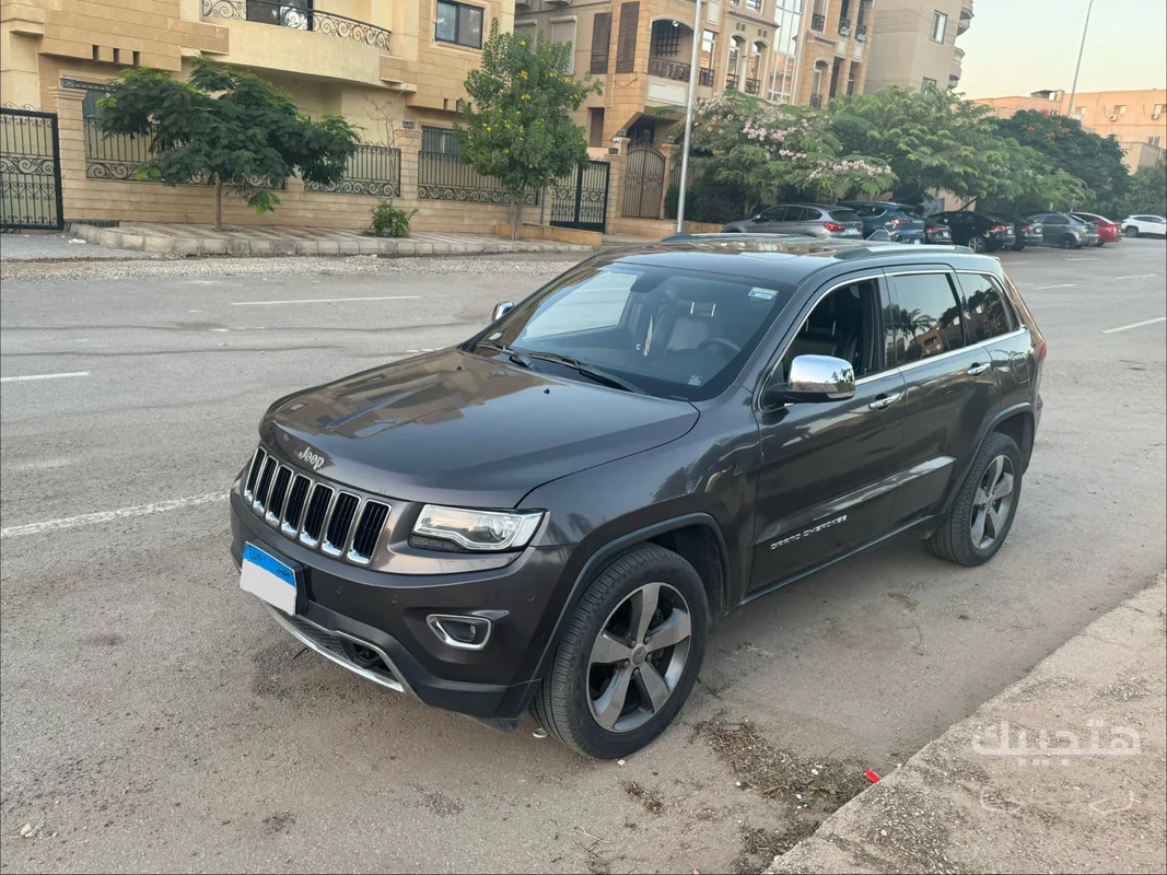 Front and side view of 2016 Jeep Grand Cherokee