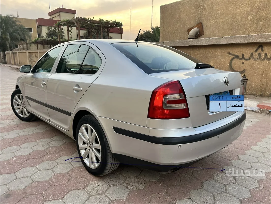 منظر خلفي وجانبي لسيارة سكودا أوكتافيا موديل 2005