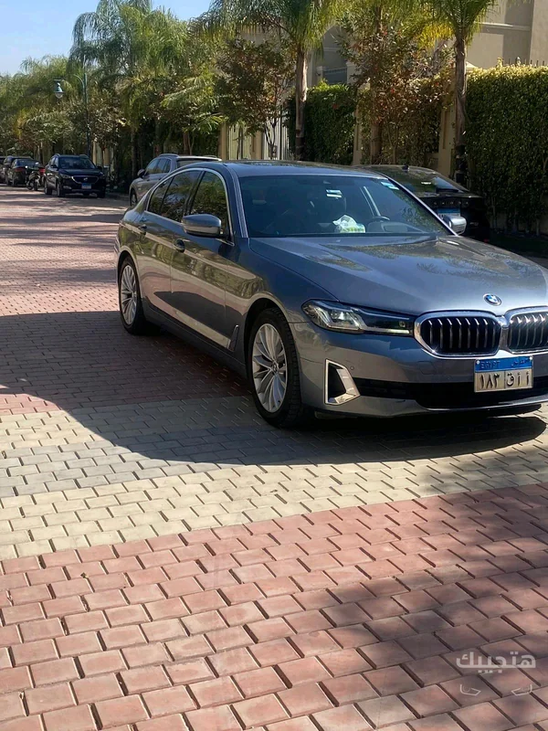 منظر أمامي لسيارة بي إم دبليو 520آي موديل 2021