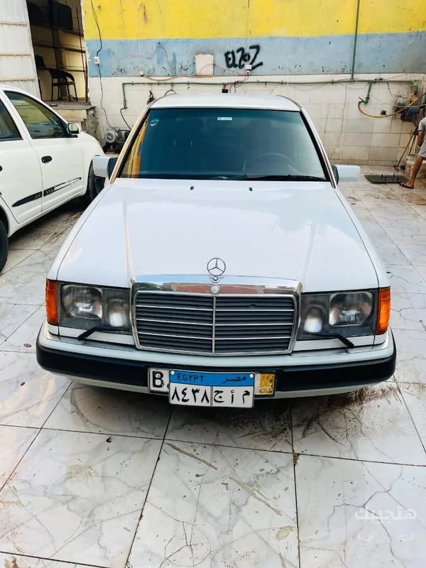Front view of 1990 Mercedes-Benz E200