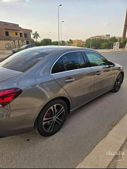 منظر جانبي لسيارة مرسيدس بنز أي200 موديل 2020