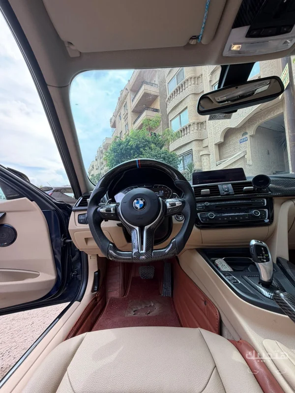 Interior view of 2017 BMW 320i