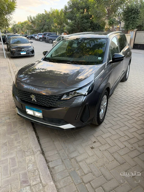 Front view of 2022 Peugeot 5008