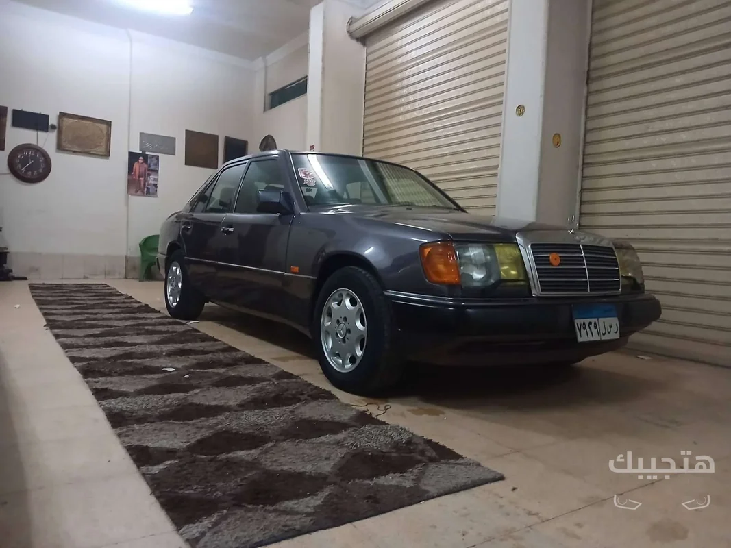 Front and side view of 1992 Mercedes-Benz E200