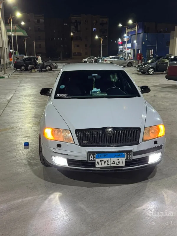 منظر أمامي لسيارة سكودا أوكتافيا موديل 2006