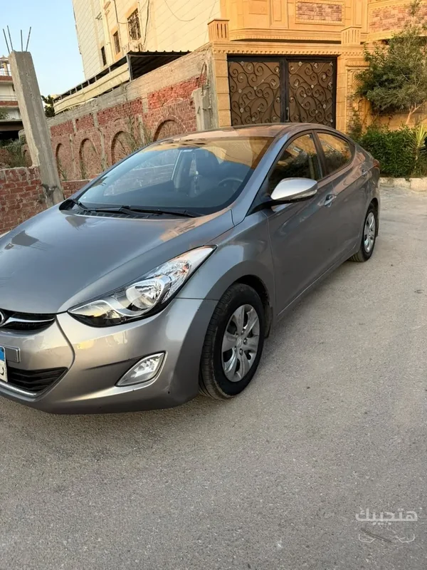 Front and side view of 2012 Hyundai Elantra