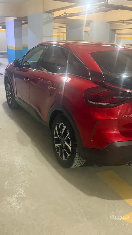 side and rear view of 2023 Citroën C4